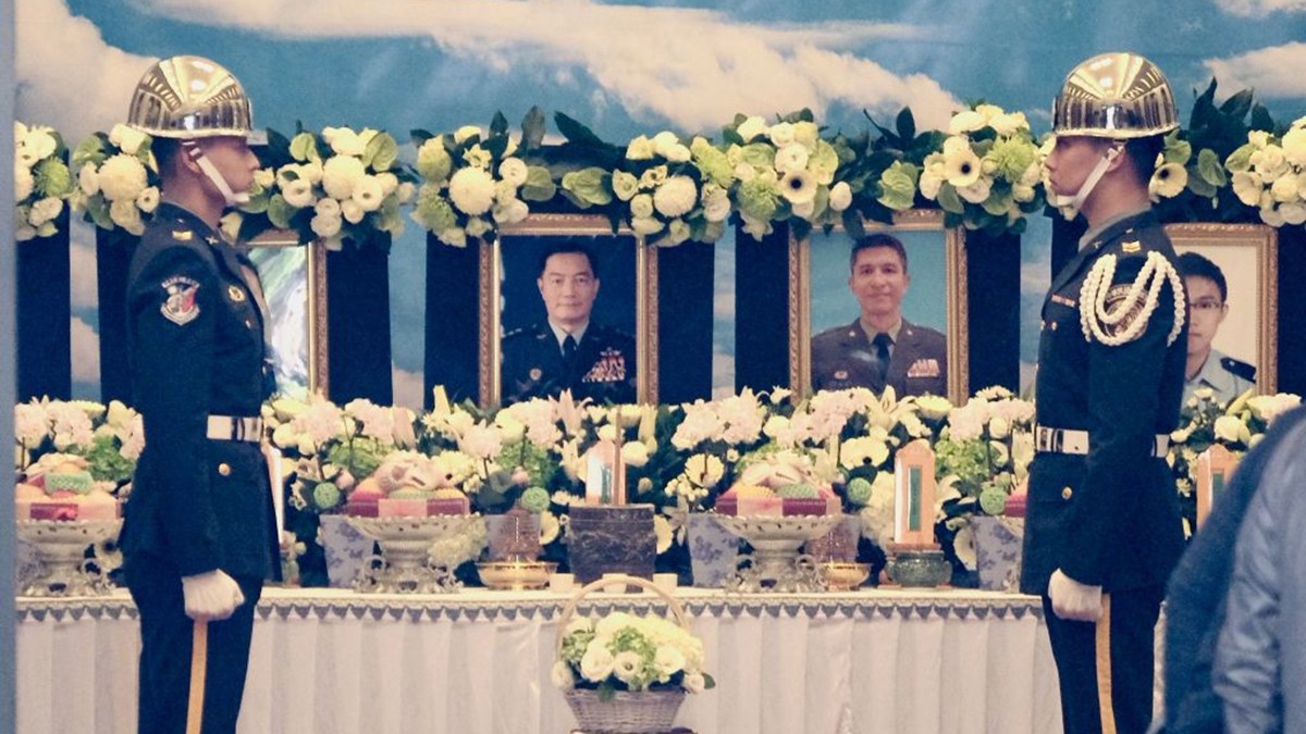 1月2日,台军一架黑鹰直升机坠毁,参谋总长沈一鸣等8人遇难。.jpg 1月2日,台军一架黑鹰直升机坠毁,参谋总长沈一鸣等8人遇难。.jpg