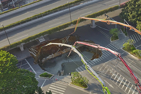 3人被埋,当局没有救援,而是直接往坑中填水泥,借口是避免塌陷区域扩大。.jpg 3人被埋,当局没有救援,而是直接往坑中填水泥,借口是避免塌陷区域扩大。.jpg