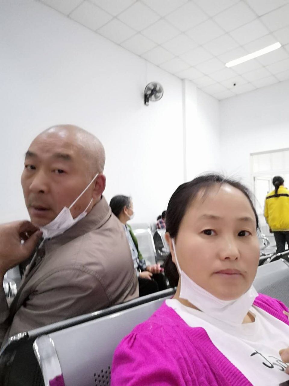 四川访民17日午夜还在久敬庄等待遣返。.jpg 四川访民17日午夜还在久敬庄等待遣返。.jpg