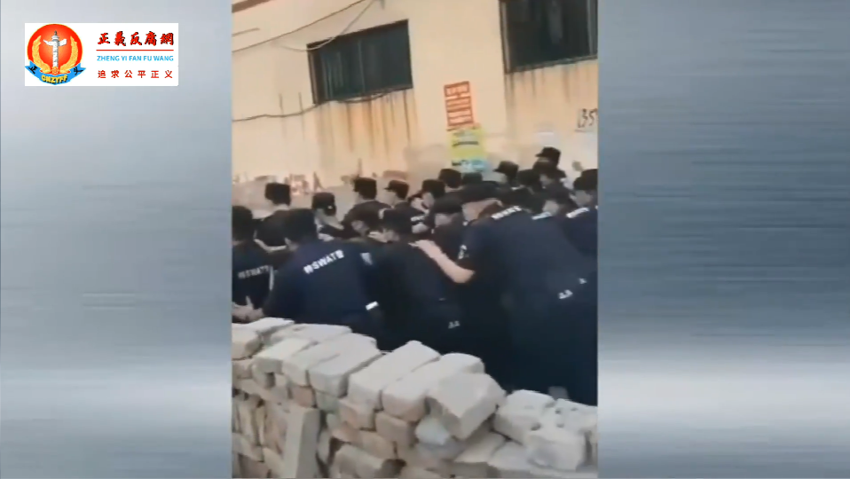 村民扔石塊還擊,警察一度退卻。.png 村民扔石塊還擊,警察一度退卻。.png