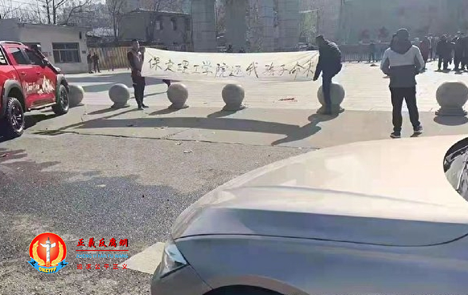 11月22日,一名就读于河北省保定理工学院大二的学生小张,从该校的17层楼一跃而下,结束了22岁的生命。死者家属多次找学校讨说法未果。.png 11月22日,一名就读于河北省保定理工学院大二的学生小张,从该校的17层楼一跃而下,结束了22岁的生命。死者家属多次找学校讨说法未果。.png