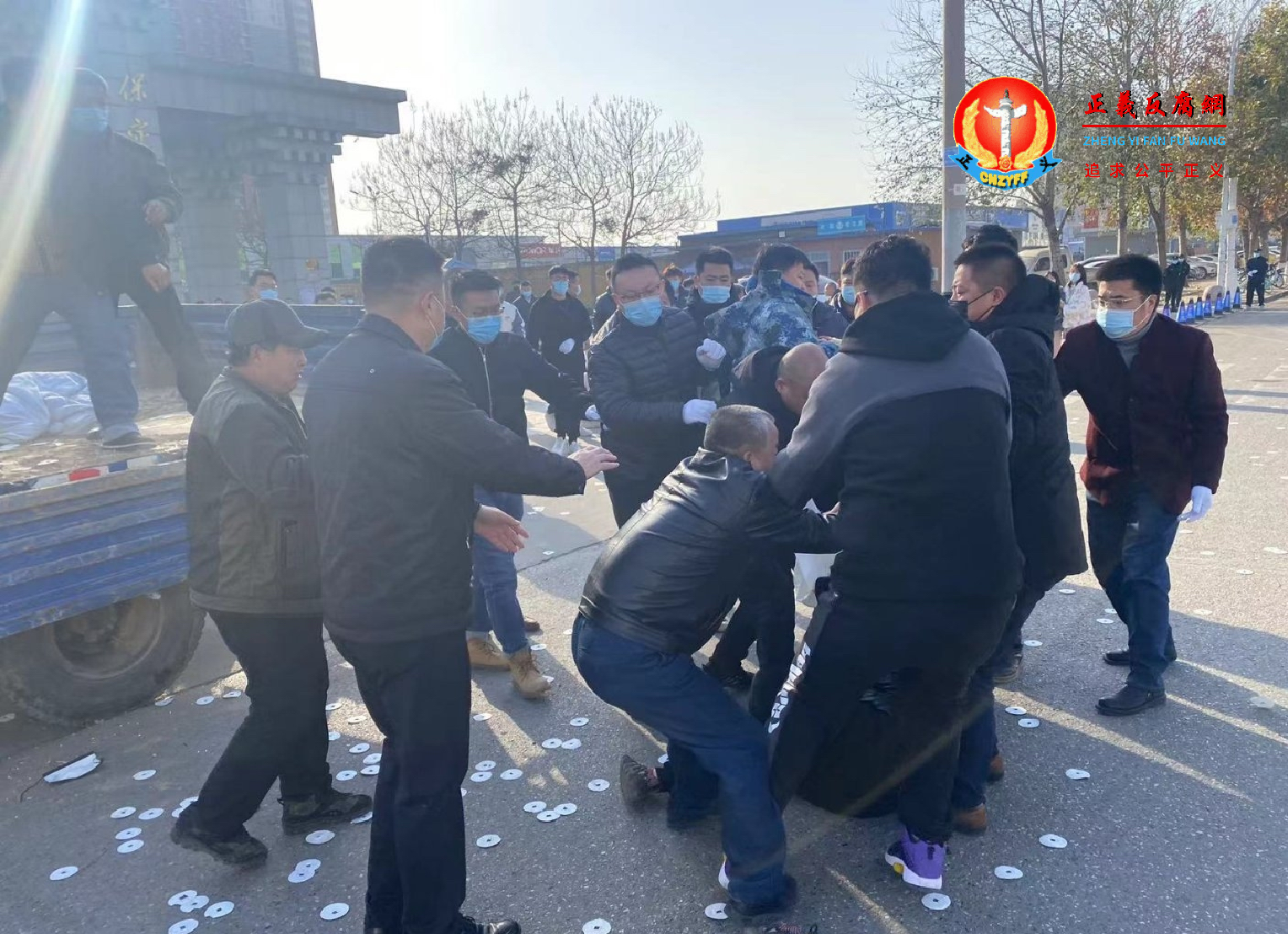 11月25日,家属在校门口拉横幅抗议,遭到校方的暴力驱赶。家属运来的棺材也被学校的铲车鏟入校内的垃圾箱。.png 11月25日,家属在校门口拉横幅抗议,遭到校方的暴力驱赶。家属运来的棺材也被学校的铲车鏟入校内的垃圾箱。.png