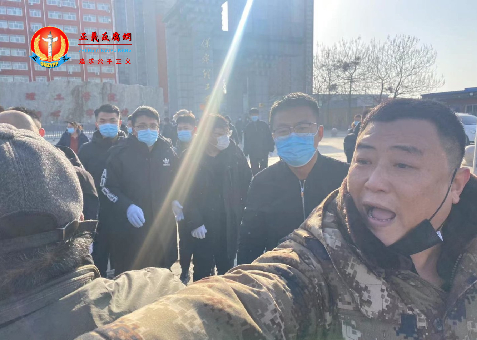 11月25日,家属在学校门口拉横幅、摆花圈,曾多次试图进入学校讨说法,均被校方几十名身着迷彩服的人暴力驱赶。.png 11月25日,家属在学校门口拉横幅、摆花圈,曾多次试图进入学校讨说法,均被校方几十名身着迷彩服的人暴力驱赶。.png