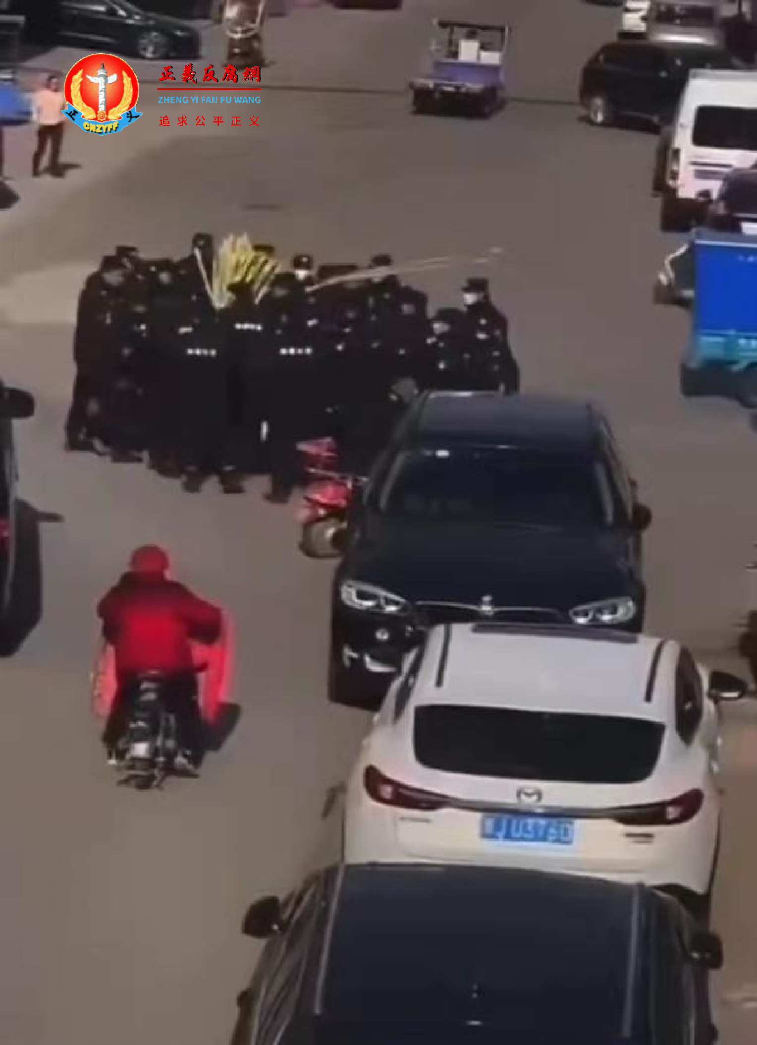 事发现场画面,江苏南通市容公司公然围抢“甘蔗翁”.png 事发现场画面,江苏南通市容公司公然围抢“甘蔗翁”.png