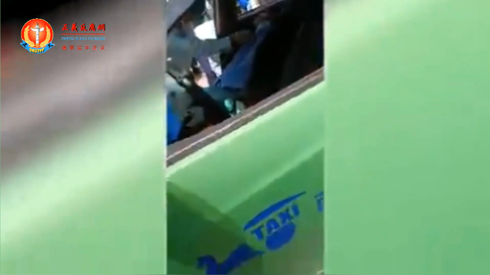 西安一名出租车司机在车内猝死,车门被交警贴了罚单,引发社会舆论关注。.png 西安一名出租车司机在车内猝死,车门被交警贴了罚单,引发社会舆论关注。.png