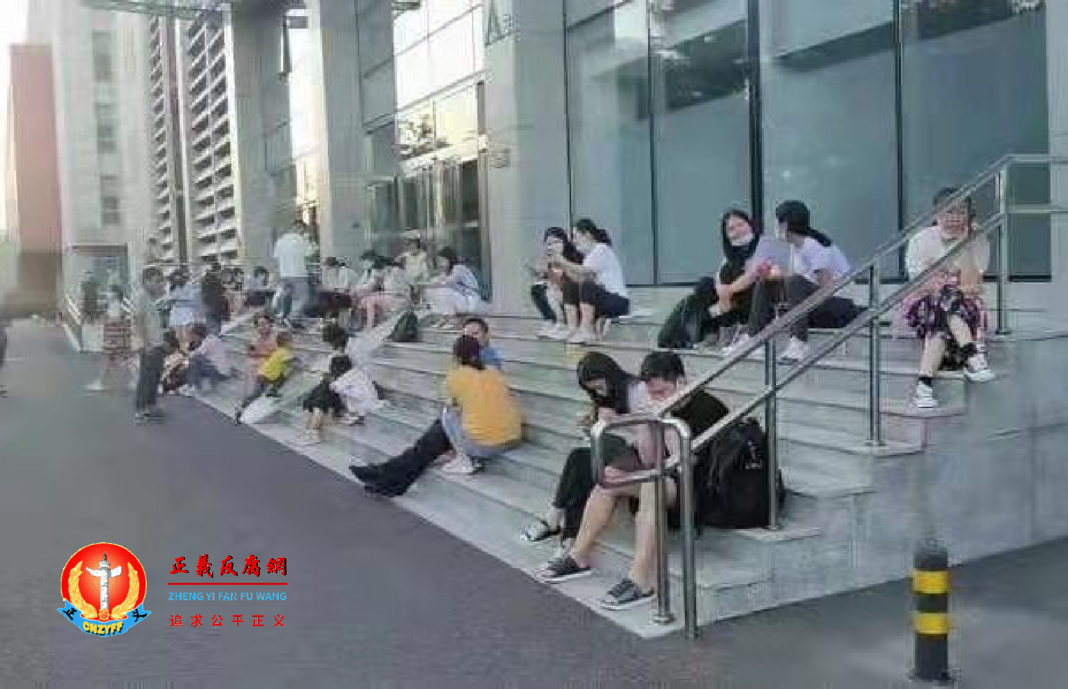 北京海淀区共有产权房金隅凤栖家园出现业主维权现象,维权原因是开发商预售合同变成霸王条款。图为8月24日,业主们到海淀区政府大楼维权。.png 北京海淀区共有产权房金隅凤栖家园出现业主维权现象,维权原因是开发商预售合同变成霸王条款。图为8月24日,业主们到海淀区政府大楼维权。.png