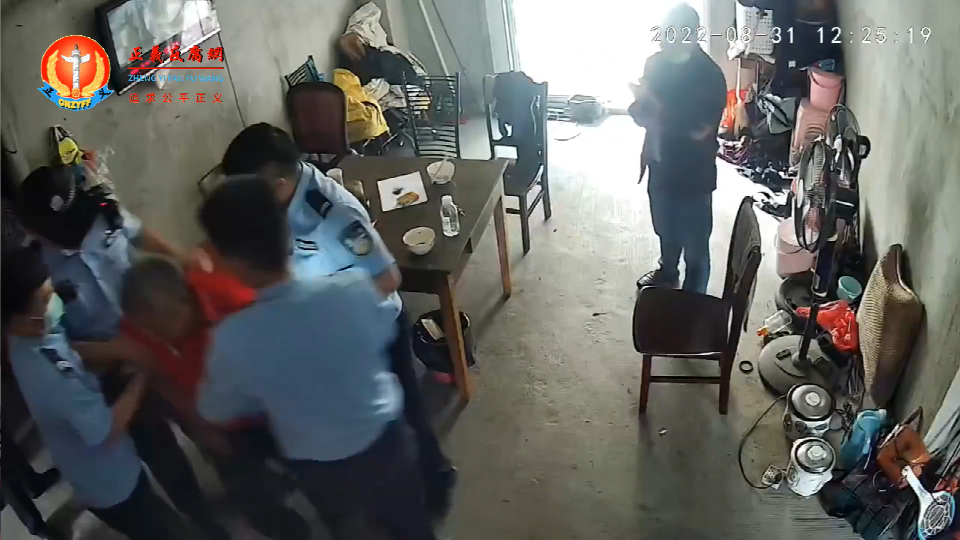 2022年8月31日中午,安徽宿州访民李本才在家里来了七八个警察人员强行把李本才带走,说李本才涉嫌“寻衅滋事罪”。.png 2022年8月31日中午,安徽宿州访民李本才在家里来了七八个警察人员强行把李本才带走,说李本才涉嫌“寻衅滋事罪”。.png