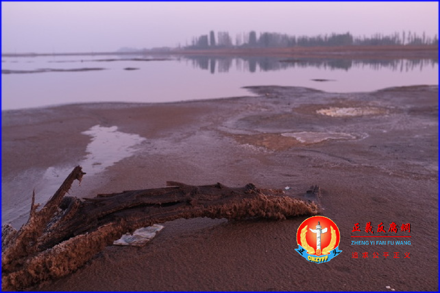 腾格里沙漠污染事件中,一整条的河都被污染,化工废水干涸了之后,岸边出现大量化工物的结晶。.png 腾格里沙漠污染事件中,一整条的河都被污染,化工废水干涸了之后,岸边出现大量化工物的结晶。.png