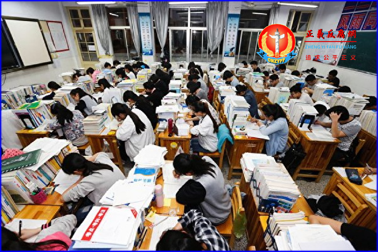 官方在全面打击民办教育不到一年半的时间之后,近日改称要支持民办教。图为在课堂上的中国学生。.png 官方在全面打击民办教育不到一年半的时间之后,近日改称要支持民办教。图为在课堂上的中国学生。.png