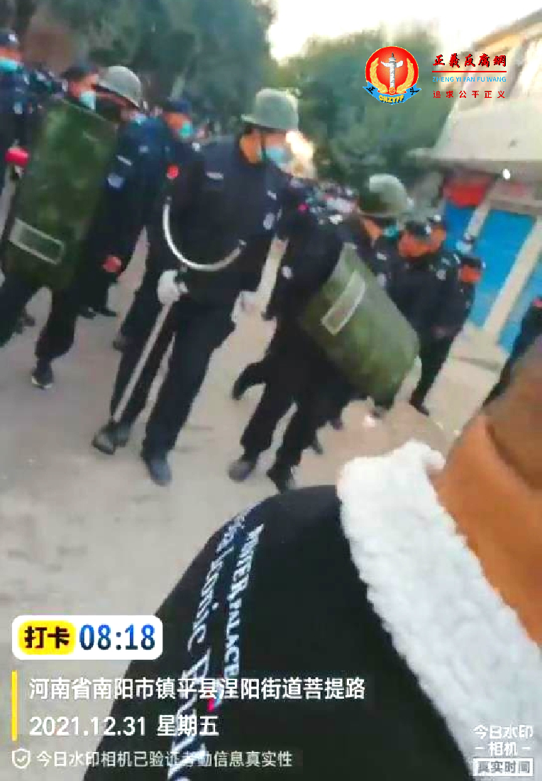 涅阳街道办事处城中村改造指挥部组织的强拆人员,像打仗的部队一样,浩浩荡荡地开进了被拆迁现场,引起当地群众强烈反感!.png 涅阳街道办事处城中村改造指挥部组织的强拆人员,像打仗的部队一样,浩浩荡荡地开进了被拆迁现场,引起当地群众强烈反感!.png