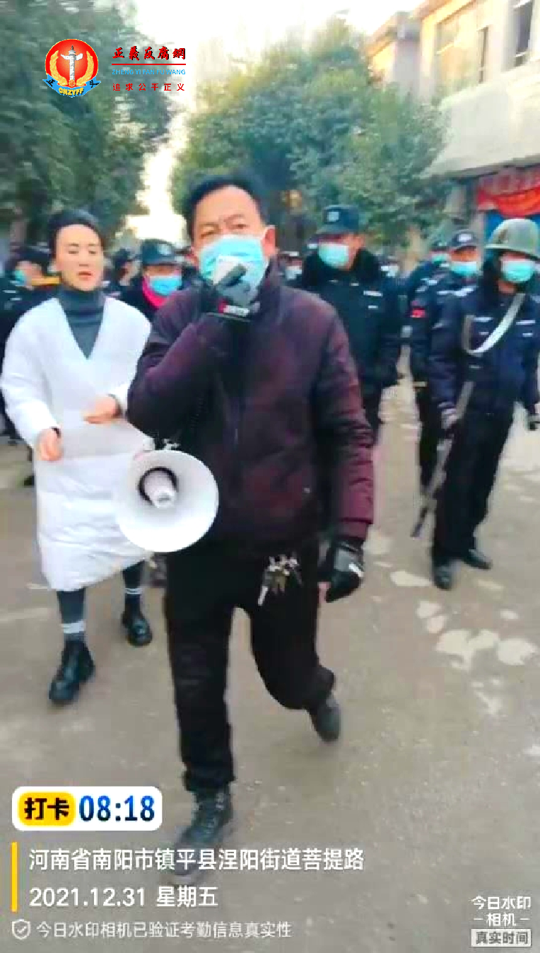 听说来了几卡车的强拆人员是从南阳过来的,都是一些社会上的闲杂人员,而1983年全国开展的声势浩大的依法从重从快的“严打”活动,就始发于“因某个极其恶劣的社会治安案件而轰动全国”的南阳(镇平县属南阳管辖)。.png 听说来了几卡车的强拆人员是从南阳过来的,都是一些社会上的闲杂人员,而1983年全国开展的声势浩大的依法从重从快的“严打”活动,就始发于“因某个极其恶劣的社会治安案件而轰动全国”的南阳(镇平县属南阳管辖)。.png