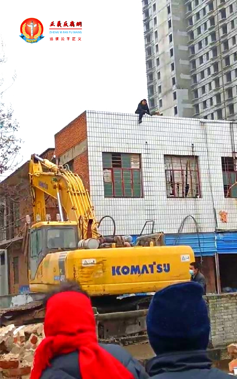 这个以身护家、骑着墙壁的王某峰,后来被强拆人员硬生生地拽下塞进警车拉走,并在辖区派出所被关押了一整夜。.png 这个以身护家、骑着墙壁的王某峰,后来被强拆人员硬生生地拽下塞进警车拉走,并在辖区派出所被关押了一整夜。.png