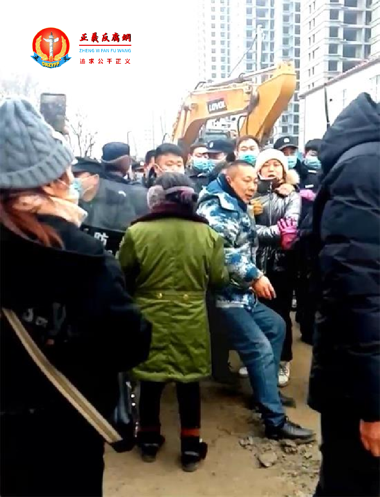 只因说了一句“没有王法了……你们还是共产党么”的公道话,穿迷彩服的群众王某豪就被众多穿制服的拆迁队员直接反扭胳膊,强行“清场”。.png 只因说了一句“没有王法了……你们还是共产党么”的公道话,穿迷彩服的群众王某豪就被众多穿制服的拆迁队员直接反扭胳膊,强行“清场”。.png