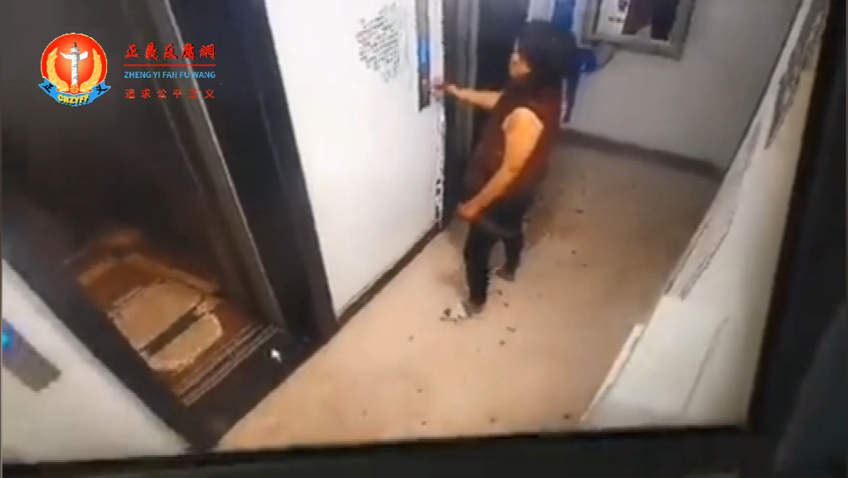 吉林长春“清零”防疫封控后,在一处电梯候梯处一名女子疯了,她手里拿着一把刀,两手沾满鲜血,地上有不少血滴,她在一个电梯按键。.png 吉林长春“清零”防疫封控后,在一处电梯候梯处一名女子疯了,她手里拿着一把刀,两手沾满鲜血,地上有不少血滴,她在一个电梯按键。.png