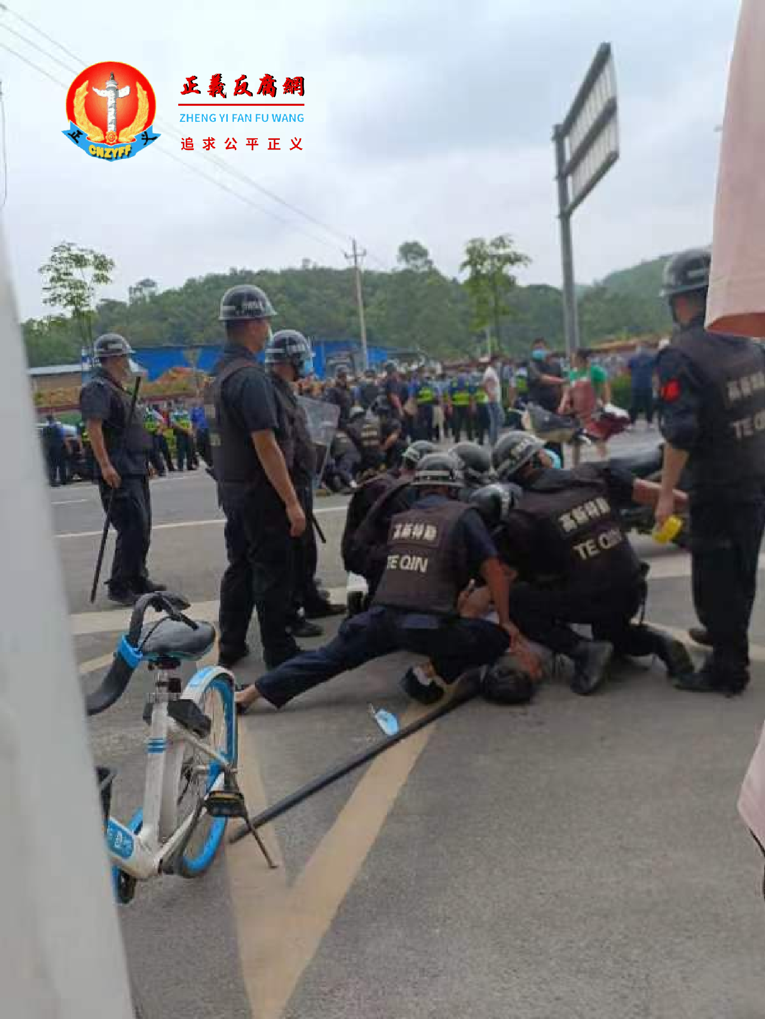 广西南宁市高新区政府派“匪警”镇压,“匪警”抓市民,见人就打暴力执法。.png 广西南宁市高新区政府派“匪警”镇压,“匪警”抓市民,见人就打暴力执法。.png