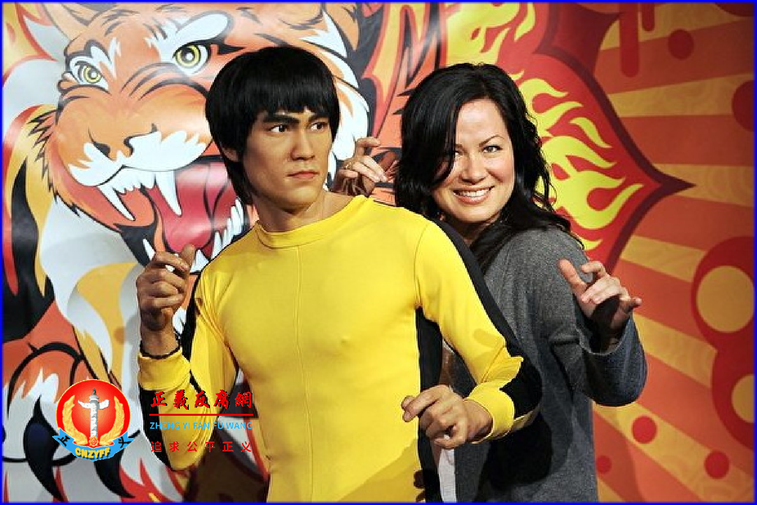 2022年8月25日,李小龙女儿李香凝起诉中国真功夫快餐侵权案开庭。图为2010年2月11日,李香凝为加州好莱坞杜莎夫人蜡像馆的李小龙蜡像揭幕。.png 2022年8月25日,李小龙女儿李香凝起诉中国真功夫快餐侵权案开庭。图为2010年2月11日,李香凝为加州好莱坞杜莎夫人蜡像馆的李小龙蜡像揭幕。.png