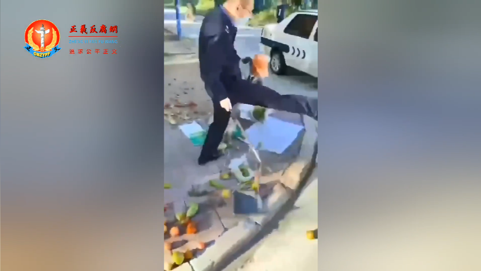 小贩摆摊儿影响市容 ,踢翻了就不影响市容了? 要面子不要人,脸比人重要.png 小贩摆摊儿影响市容 ,踢翻了就不影响市容了? 要面子不要人,脸比人重要.png