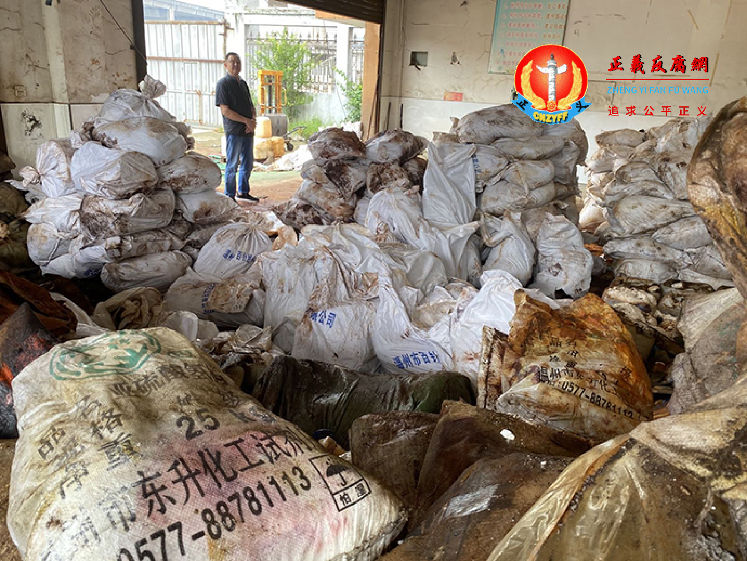 温州市慧才小学旧址,仍有大量因拆迁废弃的化学试剂混乱堆放在这里。.png 温州市慧才小学旧址,仍有大量因拆迁废弃的化学试剂混乱堆放在这里。.png