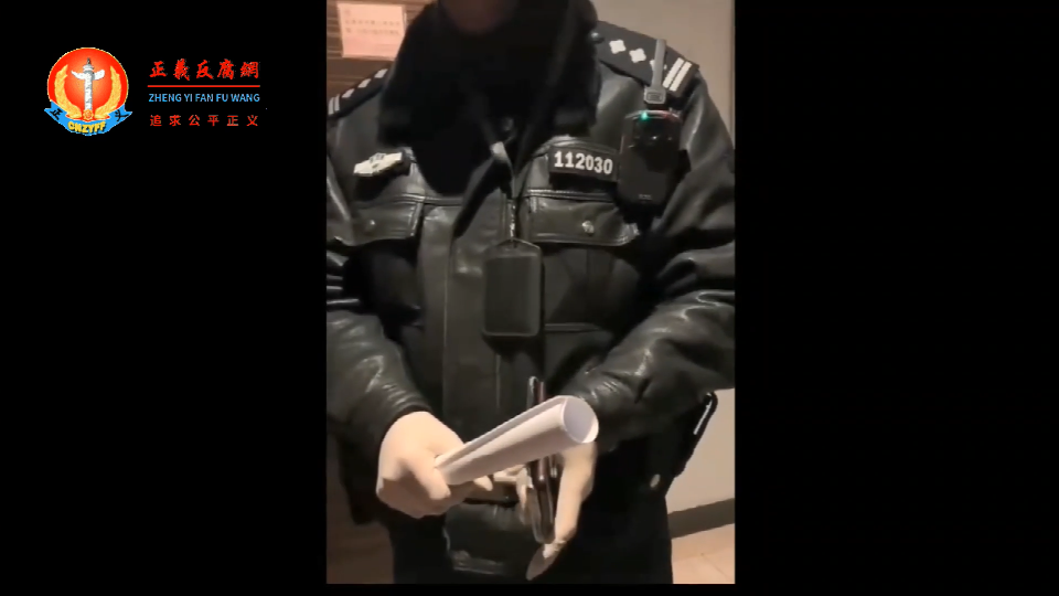 一个储户家,门口站着警察(警号:112030)上门维稳,女储户质问,“看着我干嘛!维稳我吗?说得你们良心都会痛!”.png 一个储户家,门口站着警察(警号:112030)上门维稳,女储户质问,“看着我干嘛!维稳我吗?说得你们良心都会痛!”.png