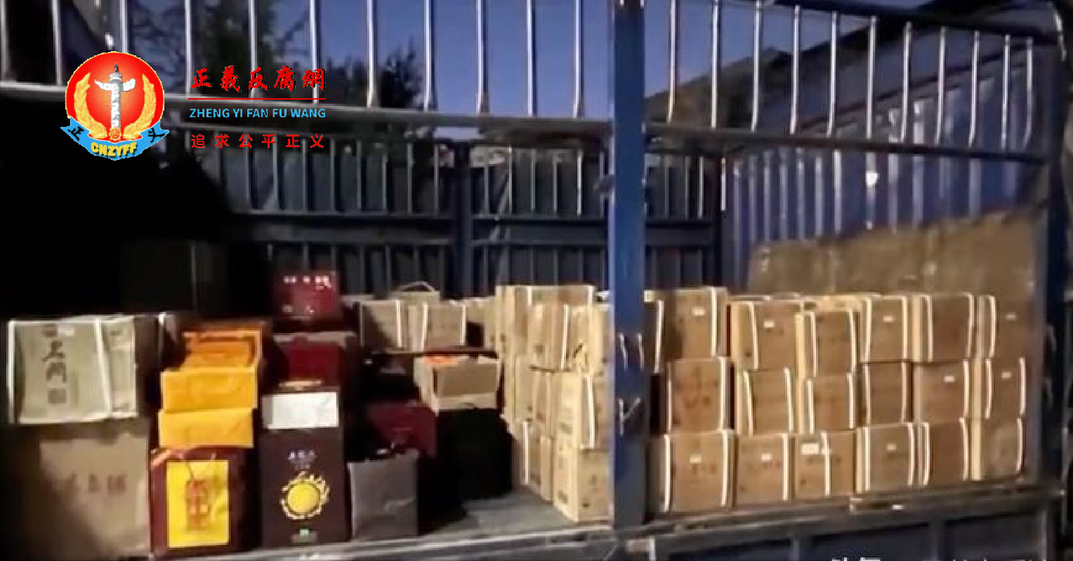 湖南一贪官傅国平家里的高档烟、名酒堆积如山,光茅台酒就有230多箱,整整装了一大货车。.png 湖南一贪官傅国平家里的高档烟、名酒堆积如山,光茅台酒就有230多箱,整整装了一大货车。.png