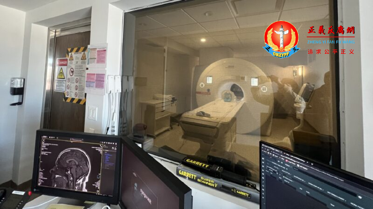 浙江丽水缙云县一患者网友发帖文称,在医院做检查时被医生遗忘在核磁共振舱内近3小时。图为核磁共振室。.png 浙江丽水缙云县一患者网友发帖文称,在医院做检查时被医生遗忘在核磁共振舱内近3小时。图为核磁共振室。.png