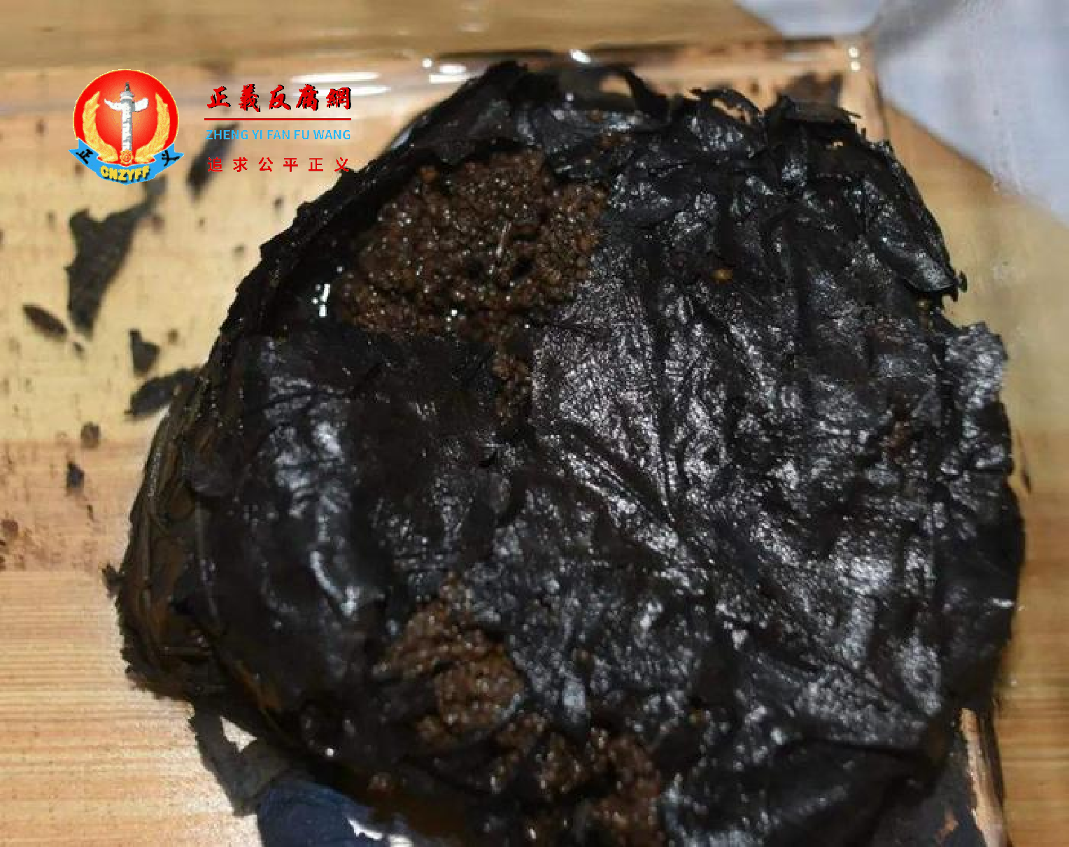 图为城阳城遗址八号墓出土的内含黍粒的包裹。.png 图为城阳城遗址八号墓出土的内含黍粒的包裹。.png