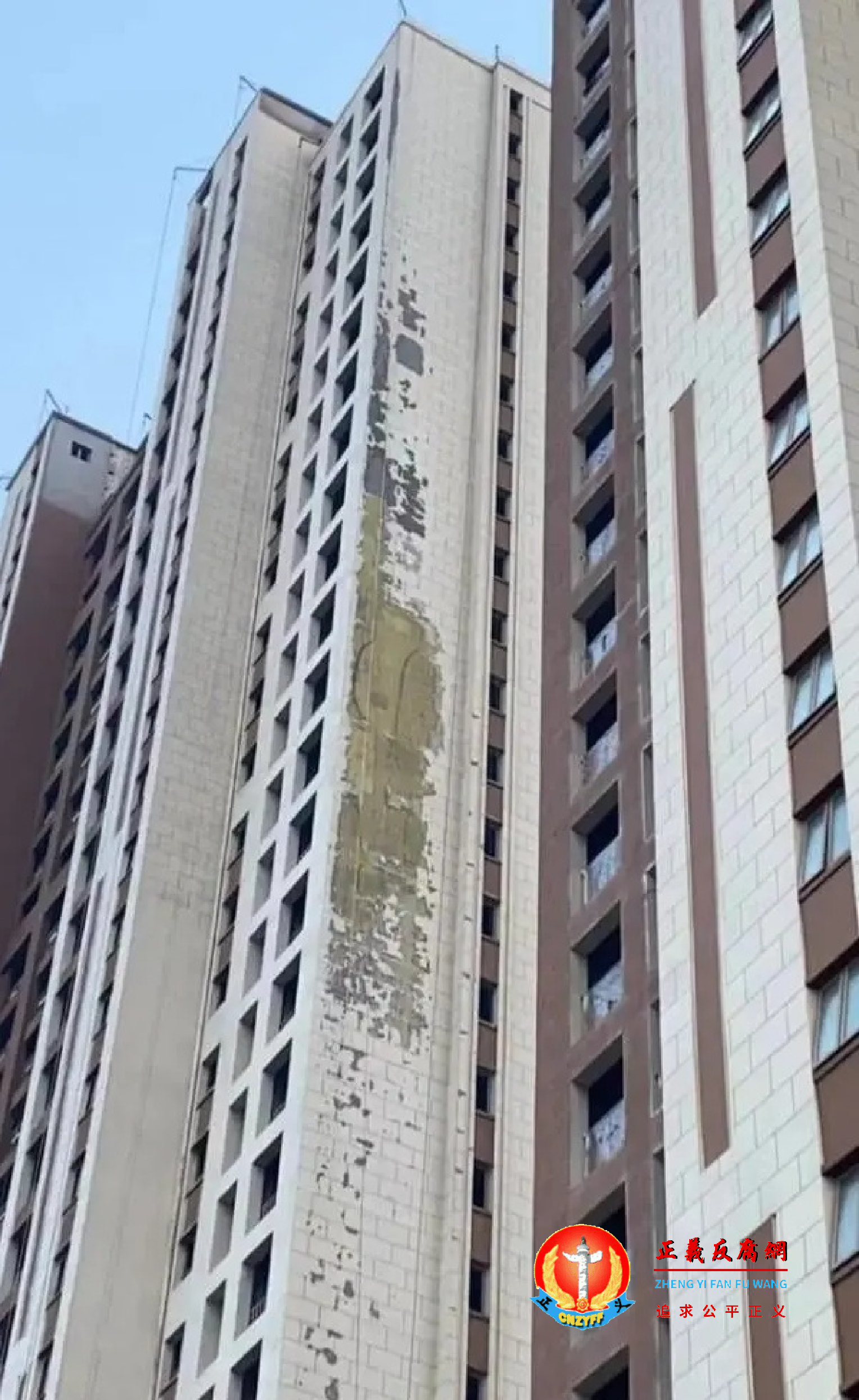 新房外墙皮大面积脱落。.png 新房外墙皮大面积脱落。.png