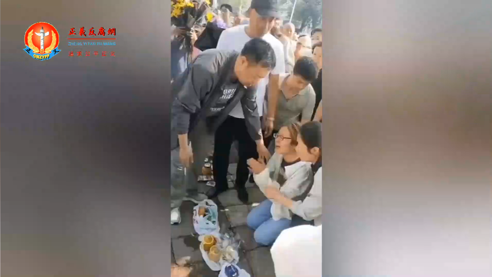 齐齐哈尔遇难孩子家长跪地哭号:妈妈错了,妈妈害了你,跟妈妈回家吧!.png 齐齐哈尔遇难孩子家长跪地哭号:妈妈错了,妈妈害了你,跟妈妈回家吧!.png