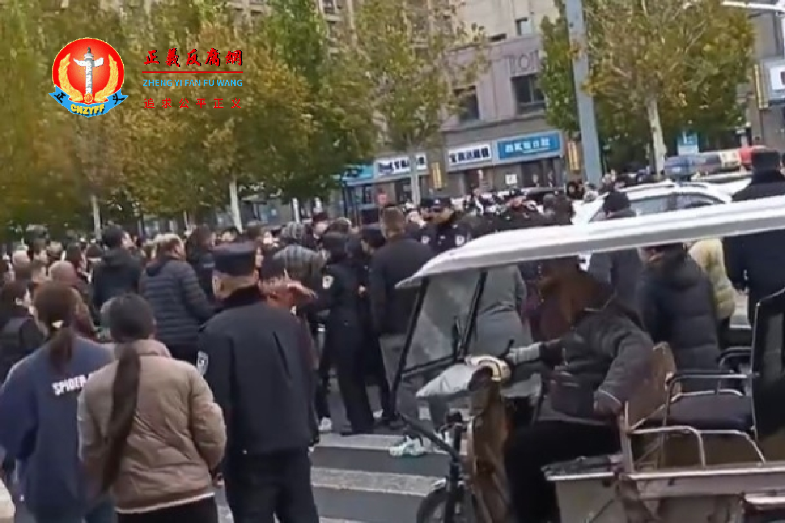 2024年11月25日,河南郑州市惠济区新城街办事处的弓寨村数百名村民聚集区政府,抗议拆迁补偿发房票,要求现金补偿。.png 2024年11月25日,河南郑州市惠济区新城街办事处的弓寨村数百名村民聚集区政府,抗议拆迁补偿发房票,要求现金补偿。.png