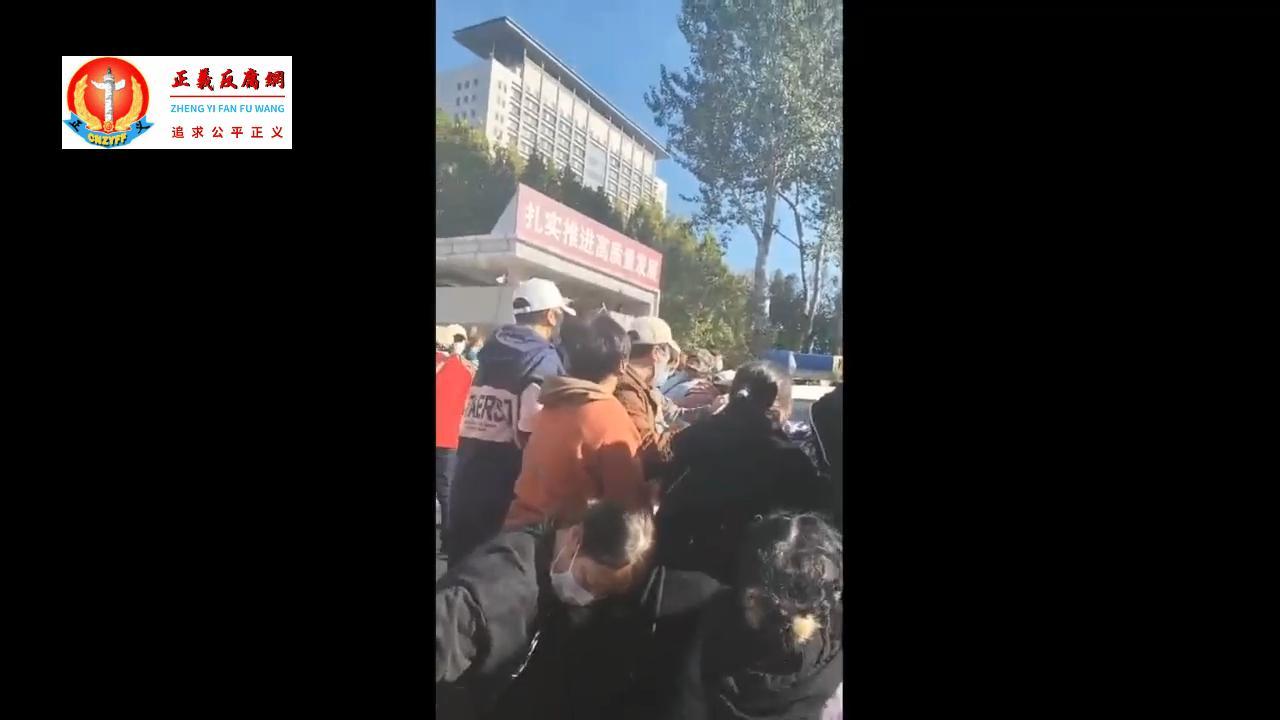 2025年10月13日,河北秦皇岛海港区西盐务村上百名村民再次聚集在海港区人民政府门口,但最终警方强制带走了四名村民,其中包括村民推选的主要代表。.jpg 2025年10月13日,河北秦皇岛海港区西盐务村上百名村民再次聚集在海港区人民政府门口,但最终警方强制带走了四名村民,其中包括村民推选的主要代表。.jpg