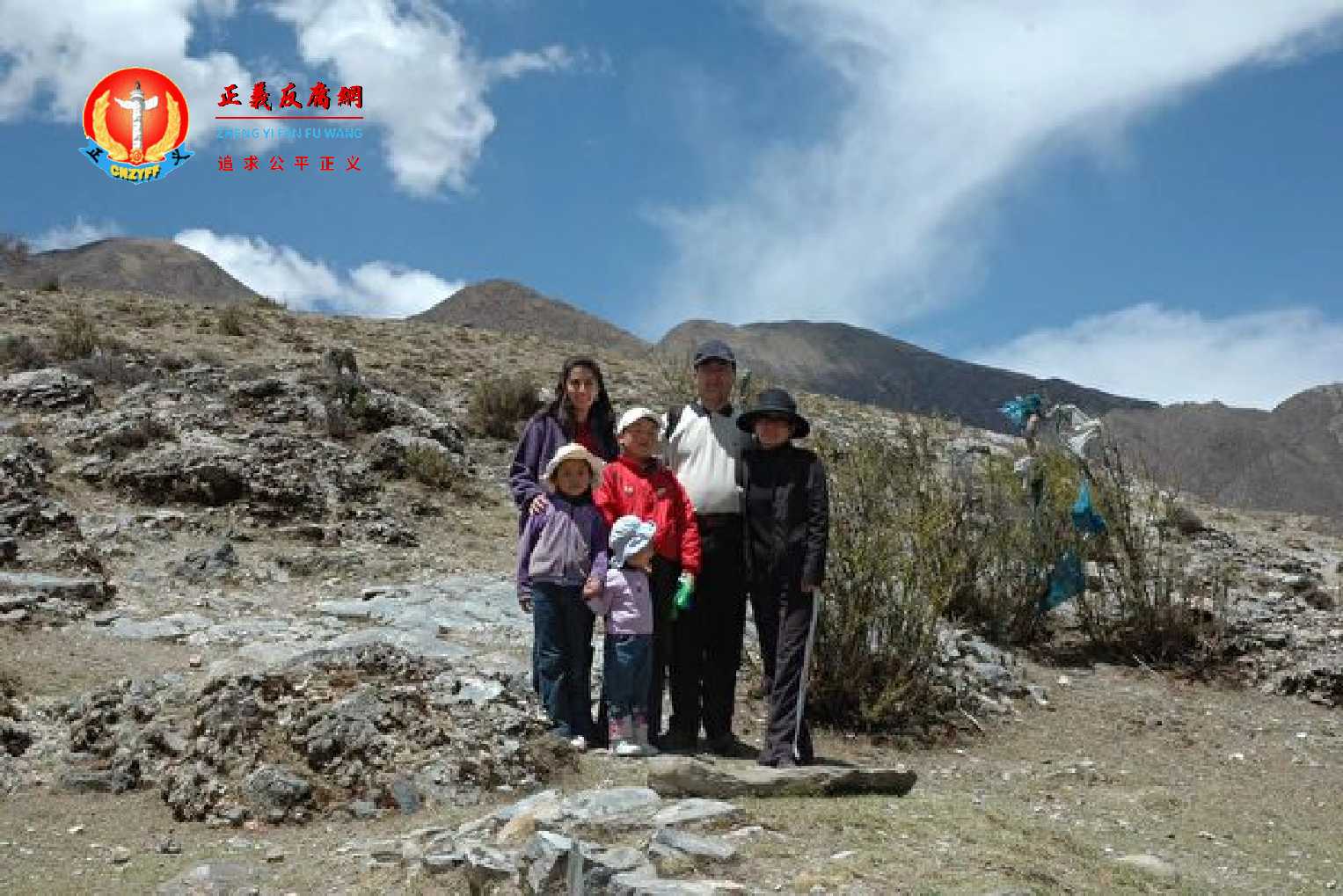 西藏富商多吉扎西与家人合影。.jpg 西藏富商多吉扎西与家人合影。.jpg