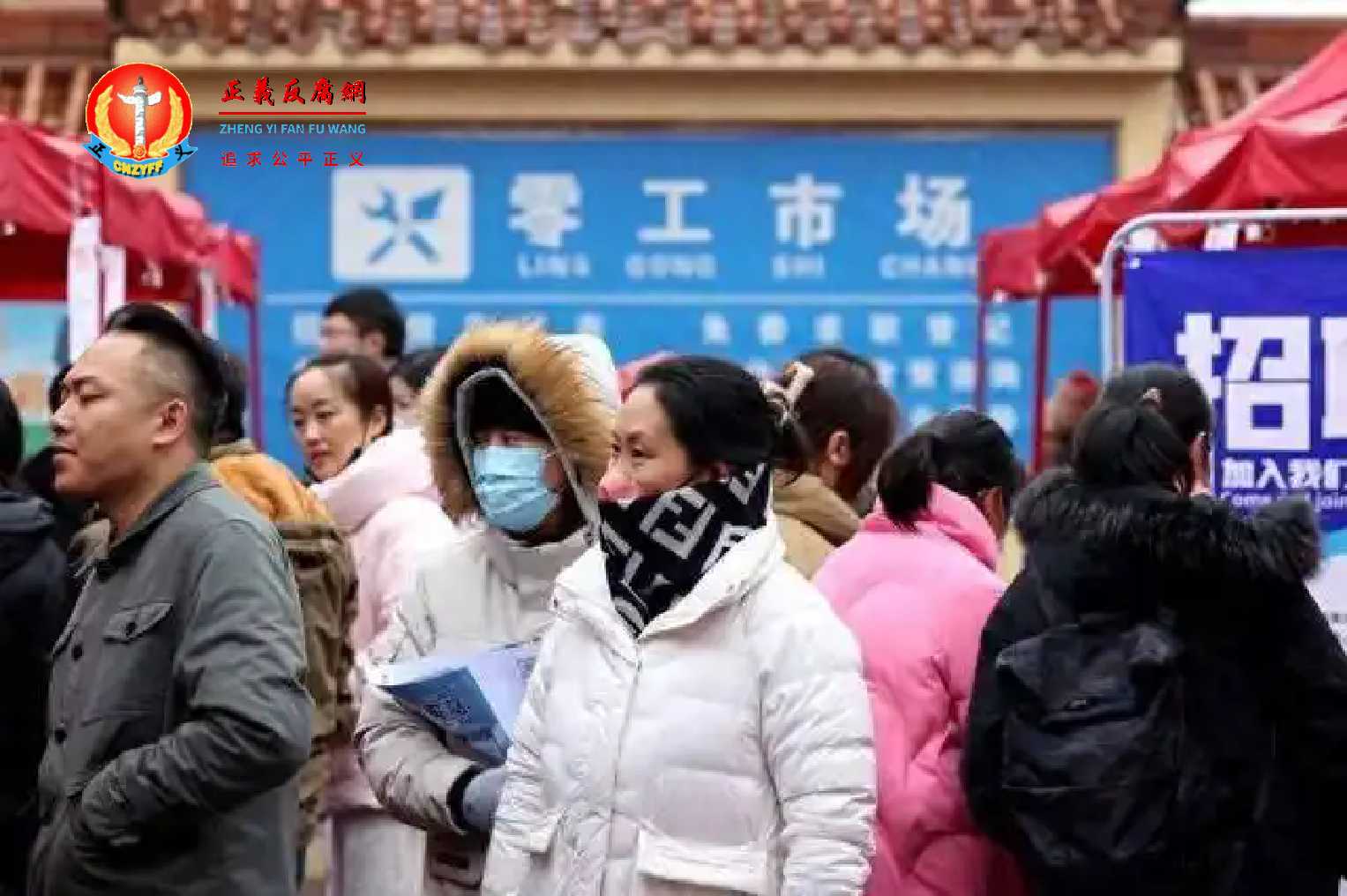 深冬的北京,在北京市通州区马驹桥,北京最大的零工聚集地,每天有数千人在这里寻找工作。虽然被叫做劳务市场,其实不过是条百米不到的马路。.jpg 深冬的北京,在北京市通州区马驹桥,北京最大的零工聚集地,每天有数千人在这里寻找工作。虽然被叫做劳务市场,其实不过是条百米不到的马路。.jpg