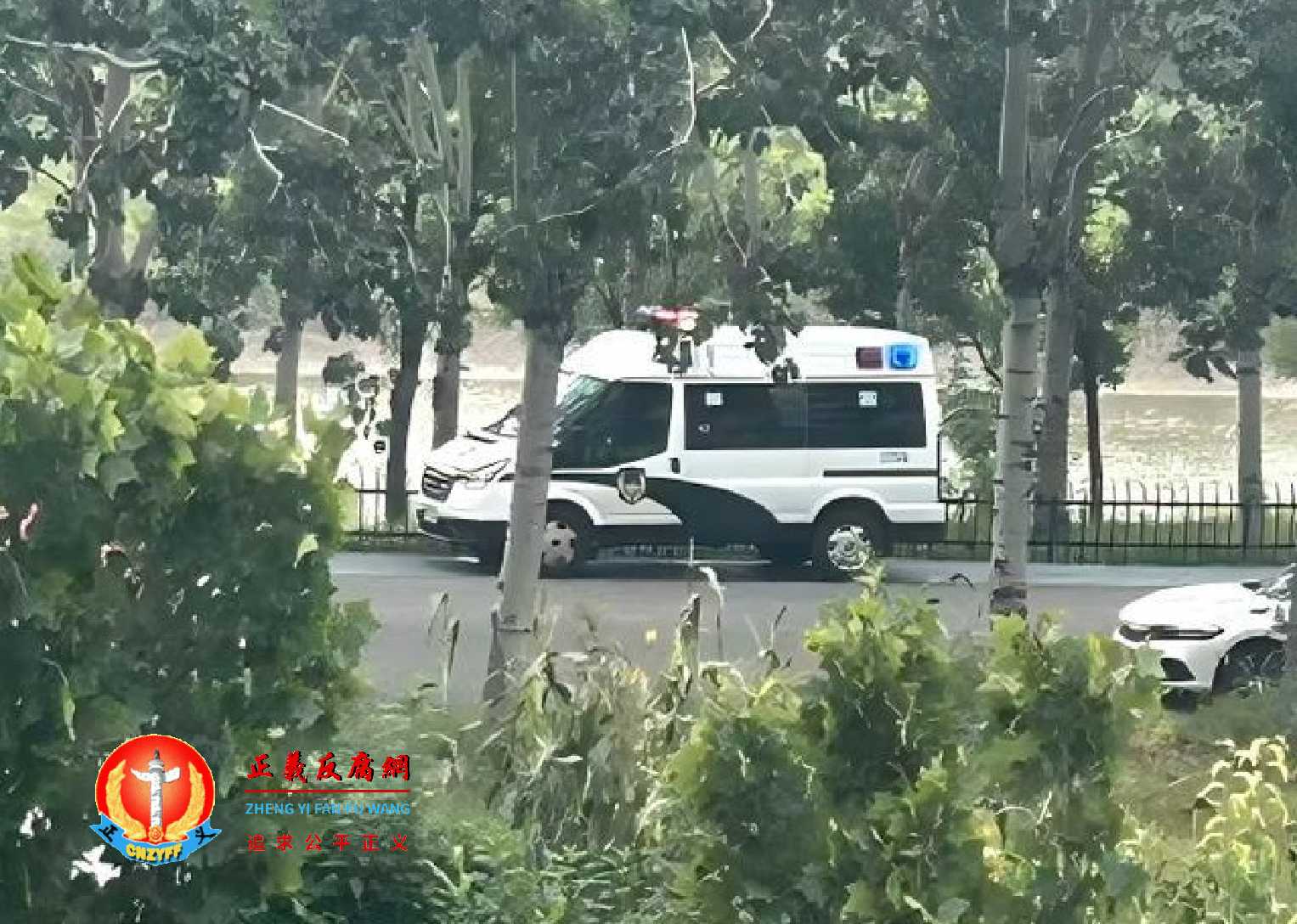 9月29日,博兴县公安、特警出动人员和车辆,停放在企业办公区外,以‘执法者’的身份查封查扣公司供热财产设备。.jpg 9月29日,博兴县公安、特警出动人员和车辆,停放在企业办公区外,以‘执法者’的身份查封查扣公司供热财产设备。.jpg