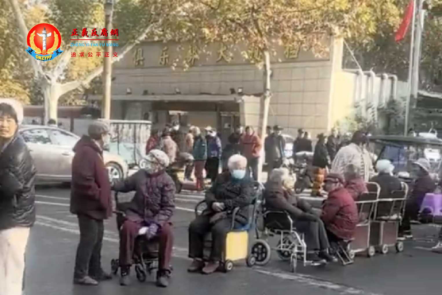 河南开封政府拟将东苑夜市迁入该区，居民堵路抗议