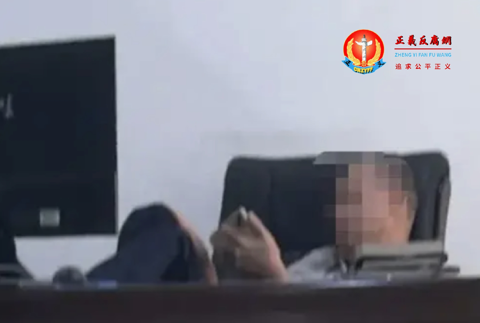 海南省海口市税务局工作人员上班脚翘桌上被曝上班玩手游。.jpg