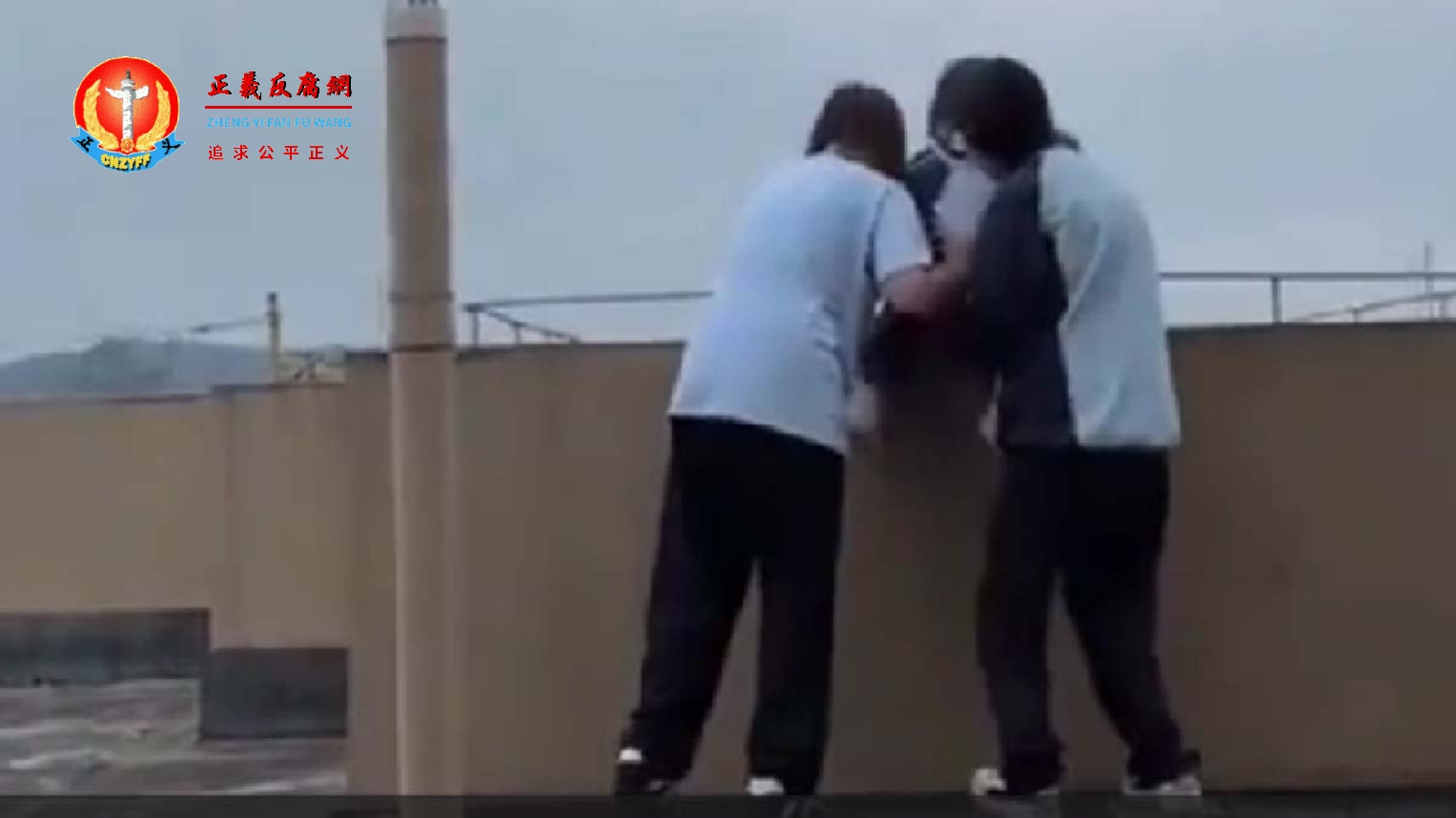 2026年6月，网传贵州女中学生试图将同学推下高楼。.jpg